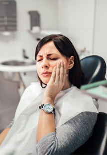 woman visiting dentist for emergency 