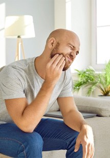 man experiencing jaw pain 