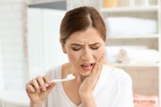 Woman in pain before seeing an emergency dentist