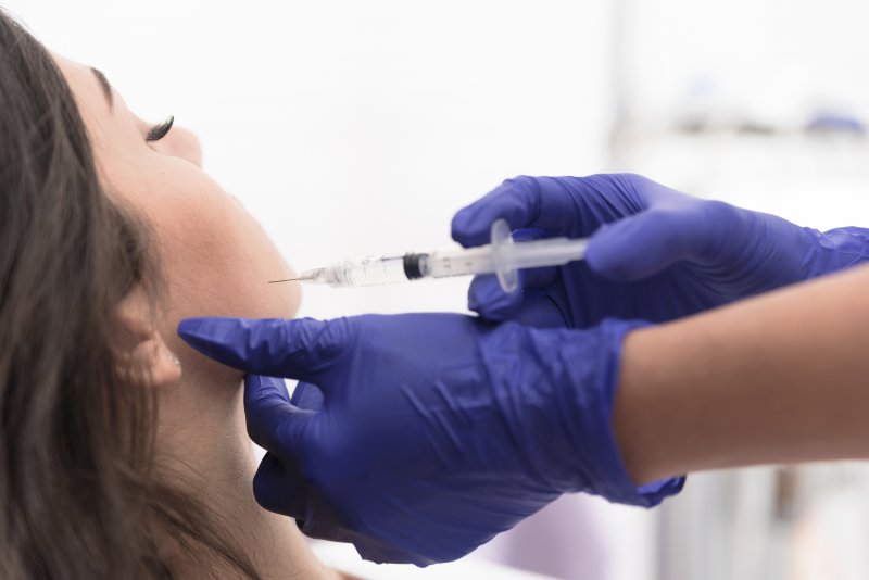 woman receiving BOTOX in the jaw