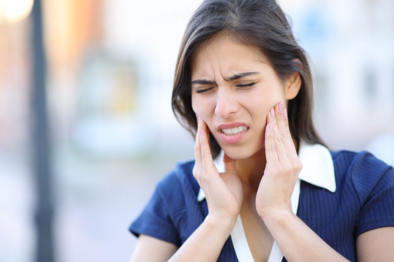 woman experiencing jaw pain